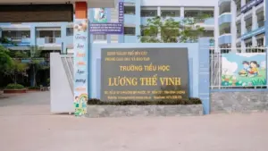 5 học sinh tiểu học bị cô giáo phạt tự dùng kim tiêm chích vào tay