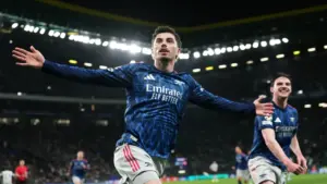 Arsenal thắng phút bù ở Champions League