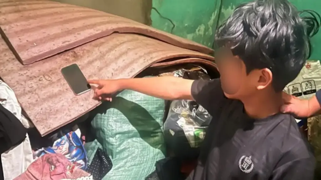 Ba thiếu niên cùng 15 tuổi dùng xà beng phá khóa cửa hàng, trộm 5 iPhone