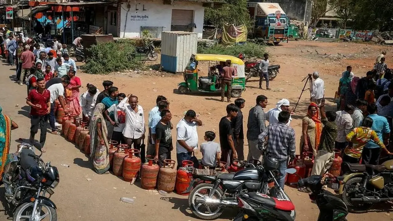 Bão giá gas buộc lao động Ấn Độ 'bỏ phố về quê'