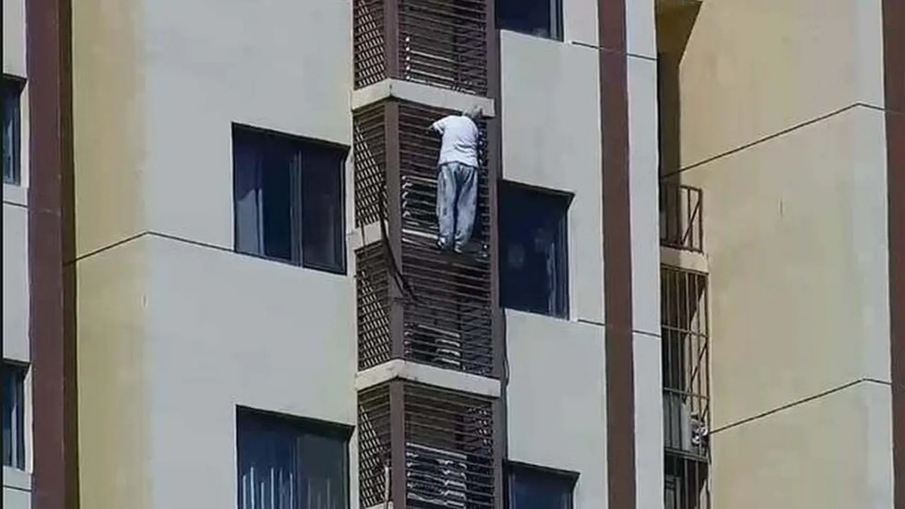 Bị nhốt trong phòng, cụ bà 89 tuổi trèo từ tầng 27 xuống tầng 21