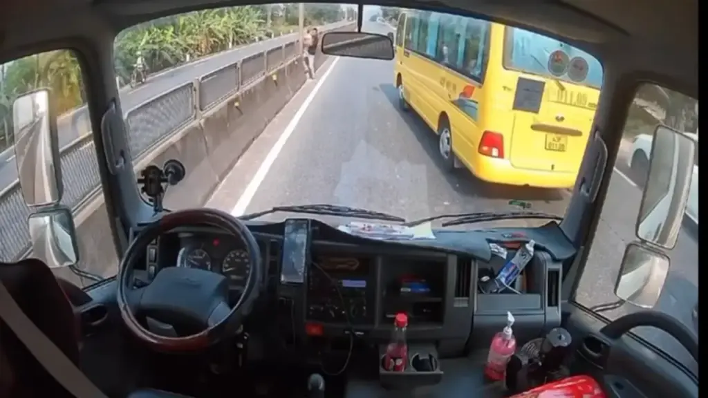 Biểu dương tài xế dừng xe giữa quốc lộ cứu bé gái