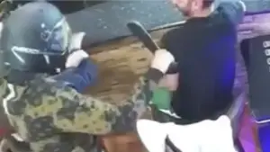 Cầm dao cướp quán bar bất thành vì nhân viên tưởng trò đùa