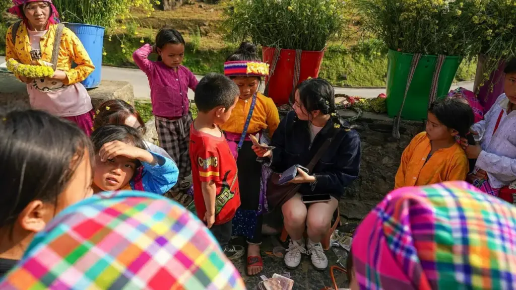 Cấm người dân địu hoa xin tiền khách tại dốc Thẩm Mã