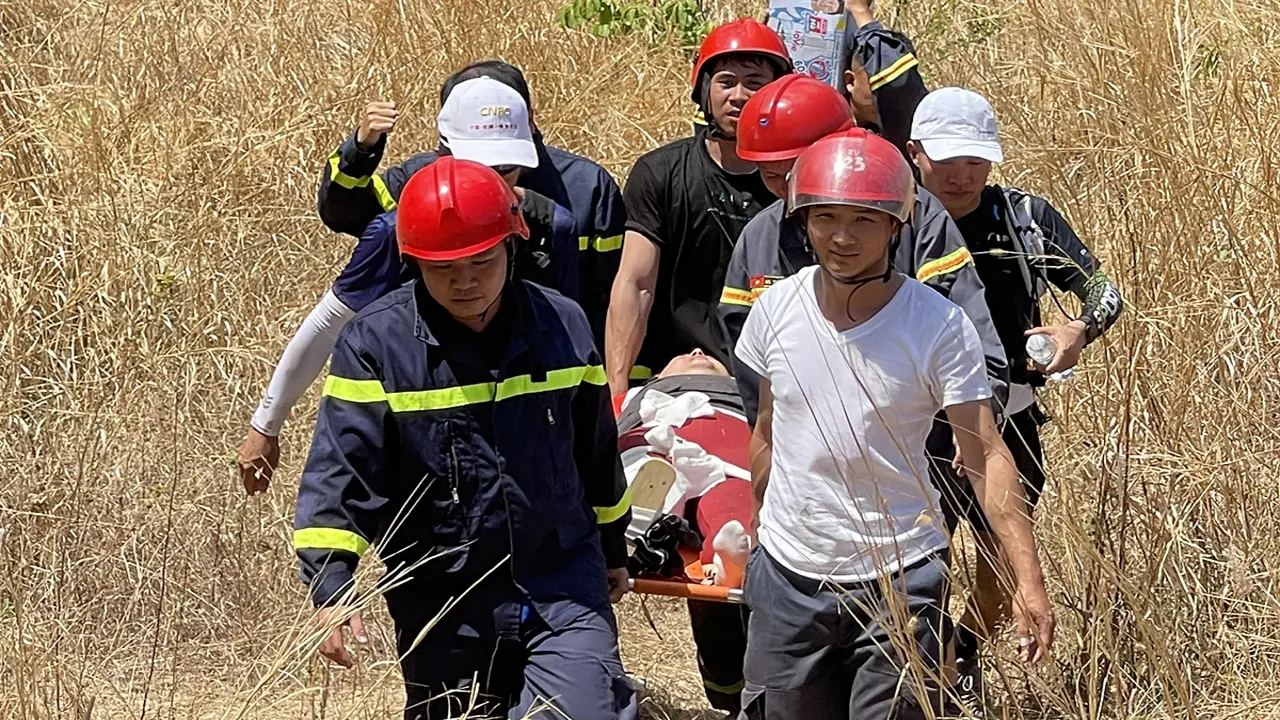 Cảnh sát giải cứu người phụ nữ Trung Quốc gặp nạn khi leo núi Dinh