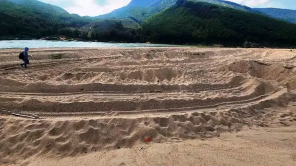 Cát sông Thu Bồn bị 'rút ruột' giữa đêm