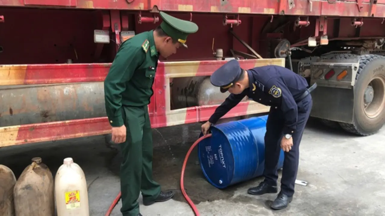 Chặn xe đầu kéo biển số Lào chở trái phép 400 lít dầu diesel qua biên giới