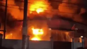 Cháy lớn thiêu rụi công ty sơn ở TP HCM