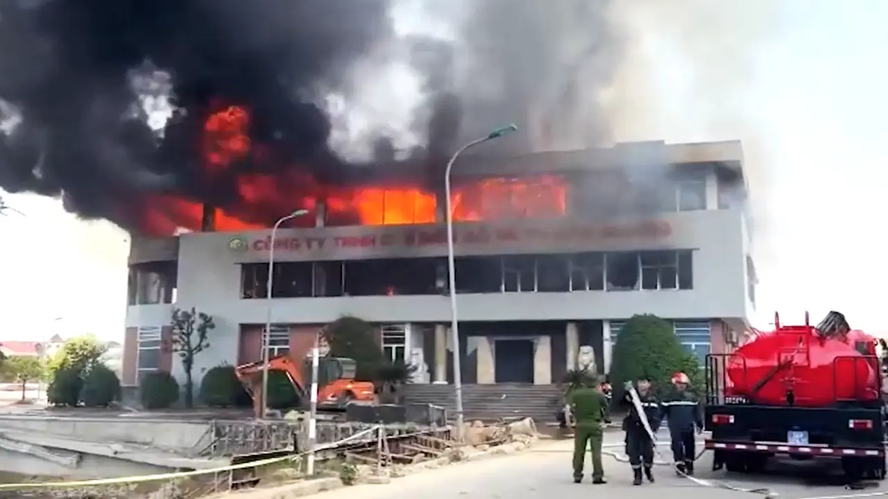 Cháy tại khu vực trưng bày sản phẩm gỗ, cột khói bốc cao hàng chục mét