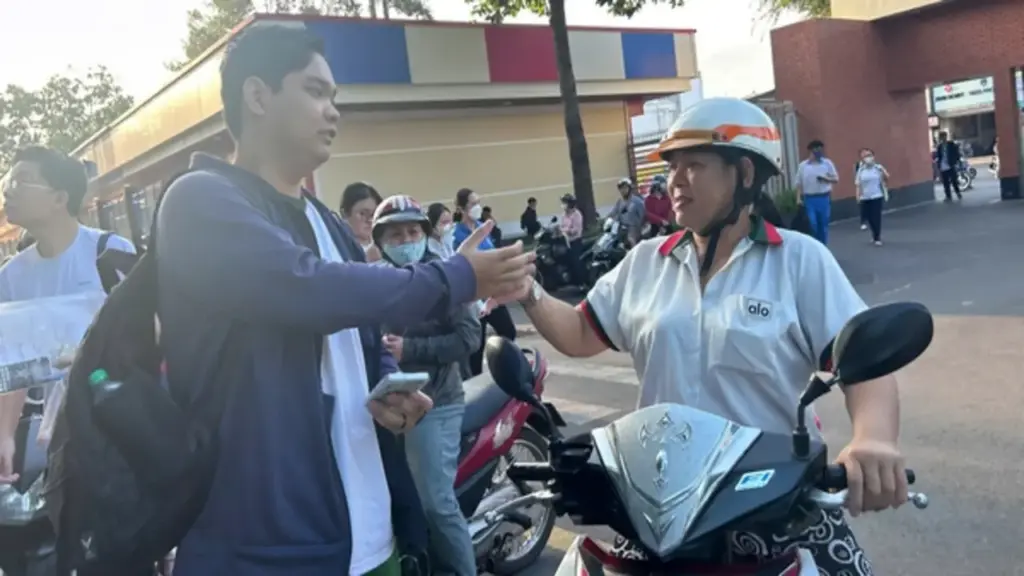 Chở con đi thi đánh giá năng lực từ tờ mờ sáng