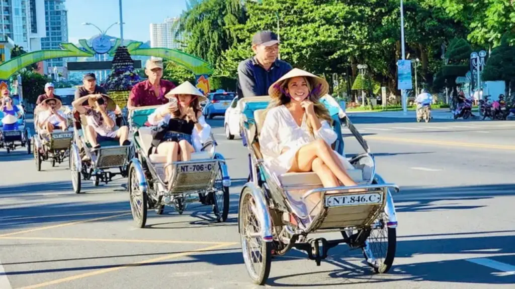 Chọn nâng tầm quản lý hay cấm xích lô điện ở đô thị du lịch Nha Trang?