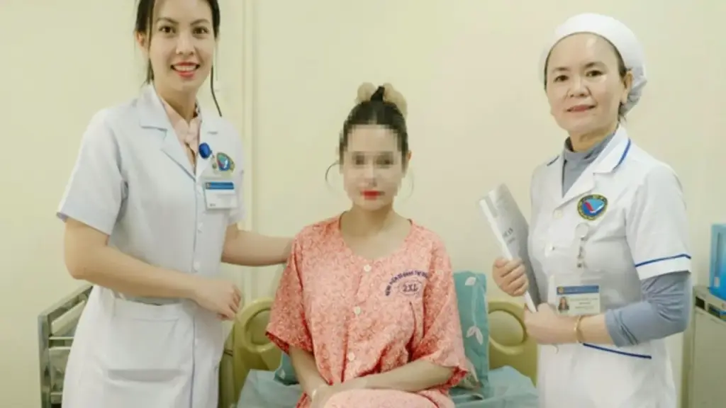 Chủ quan đau bụng kéo dài, người phụ nữ phát hiện khối u buồng trứng 14 cm