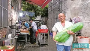 Chủ quán lẩu Trung Quốc khổ vì khách đông: "Không có thời gian tiêu tiền"