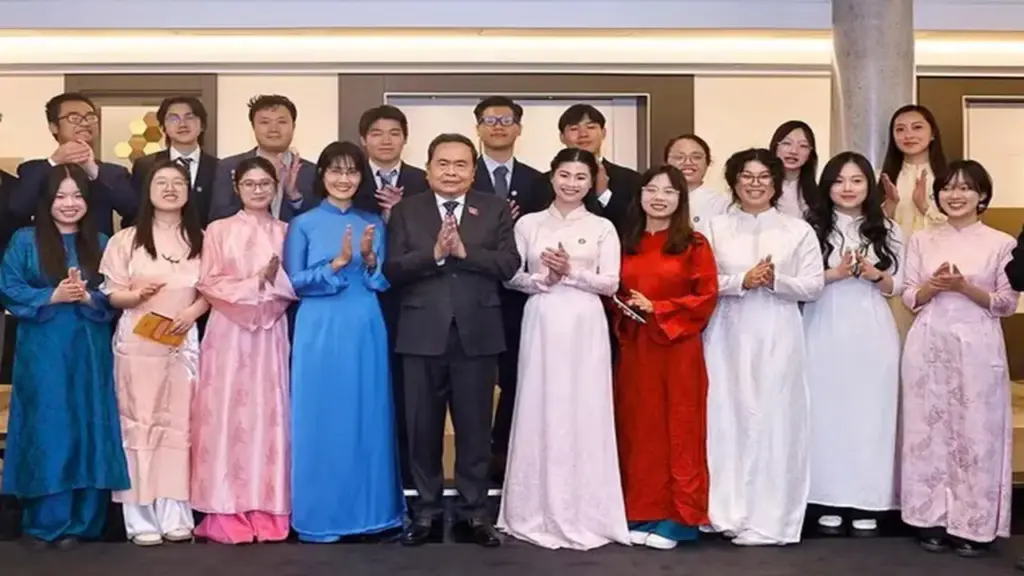 Chủ tịch Quốc hội mong sinh viên Việt tại Ý tiếp thu khoa học công nghệ, đóng góp cho quê hương