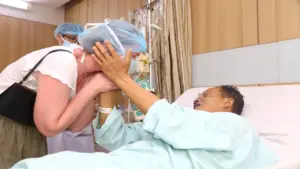 Cô gái Anh chết não hiến tạng cứu sống 3 người Việt