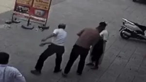 Công an xác minh vụ tài xế taxi dùng gạch 'nói chuyện' với hành khách