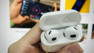 Công dụng ít người biết của ô lưới đen trên tai nghe AirPods