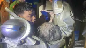 Cứu 2 người mắc kẹt trong đám cháy nhà dân lúc rạng sáng