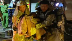 Cứu hai người mắc kẹt trong ngôi nhà cháy ở Hà Nội