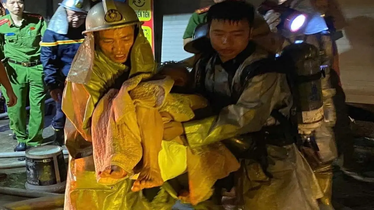 Cứu hai người mắc kẹt trong ngôi nhà cháy ở Hà Nội