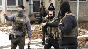 Đặc vụ ICE bắn một người đàn ông