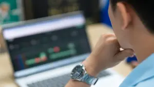 Đọc nhanh 10-4: Giá dầu tiếp tục tăng; chứng khoán chưa phải ở vùng định giá quá hấp dẫn?