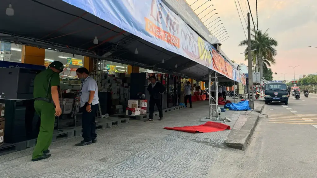 Dựng rạp, rào dây làm nơi buôn bán trên vỉa hè: Tuổi Trẻ vừa đăng, phường xử lý ngay