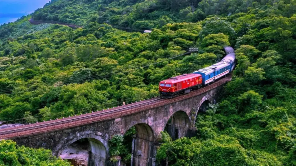 Đường sắt chạy thêm nhiều đoàn tàu dịp giỗ Tổ Hùng Vương và 30-4, 1-5