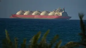 Eo biển Hormuz vẫn nóng sau lệnh ngừng bắn, tàu dầu đối mặt phí triệu USD