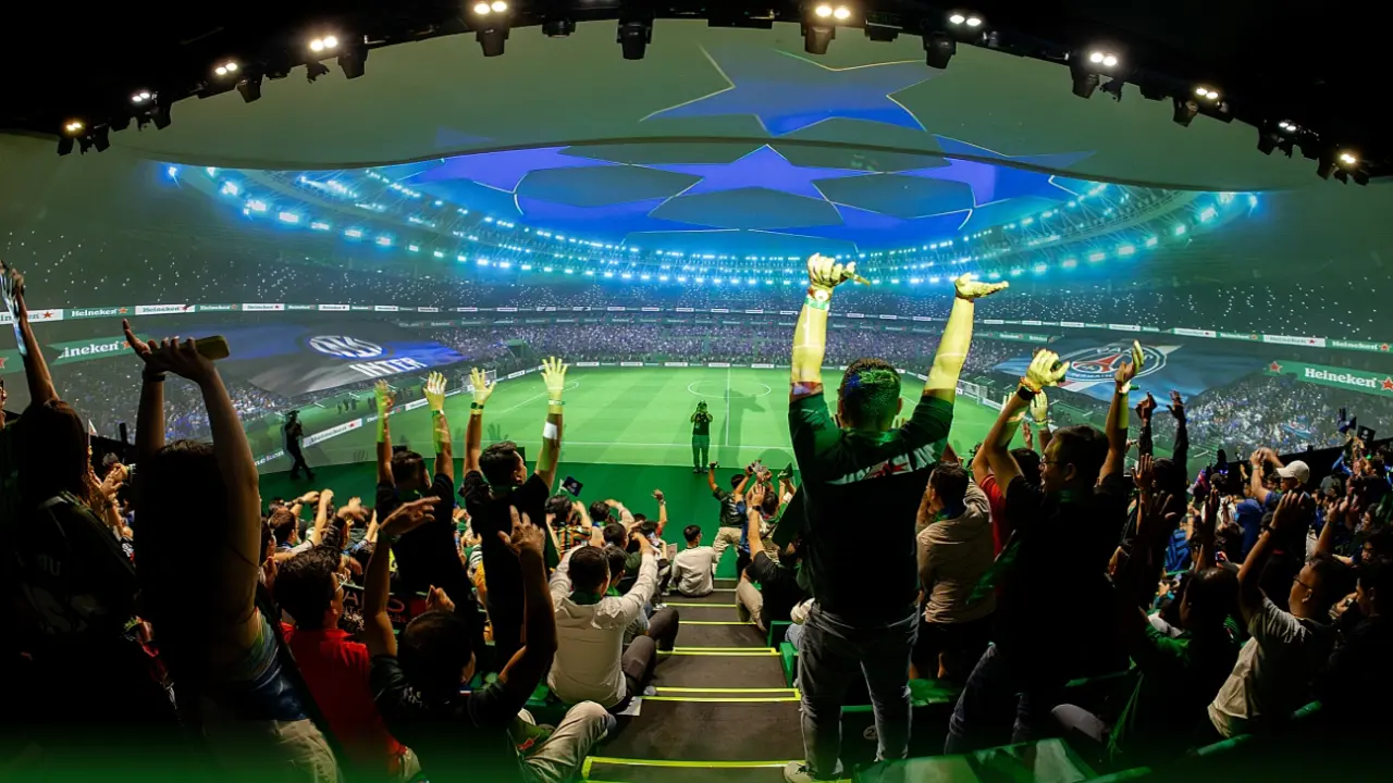 Fan Việt 'nhiệt nhưng cô đơn' khi bóng lăn lúc rạng sáng