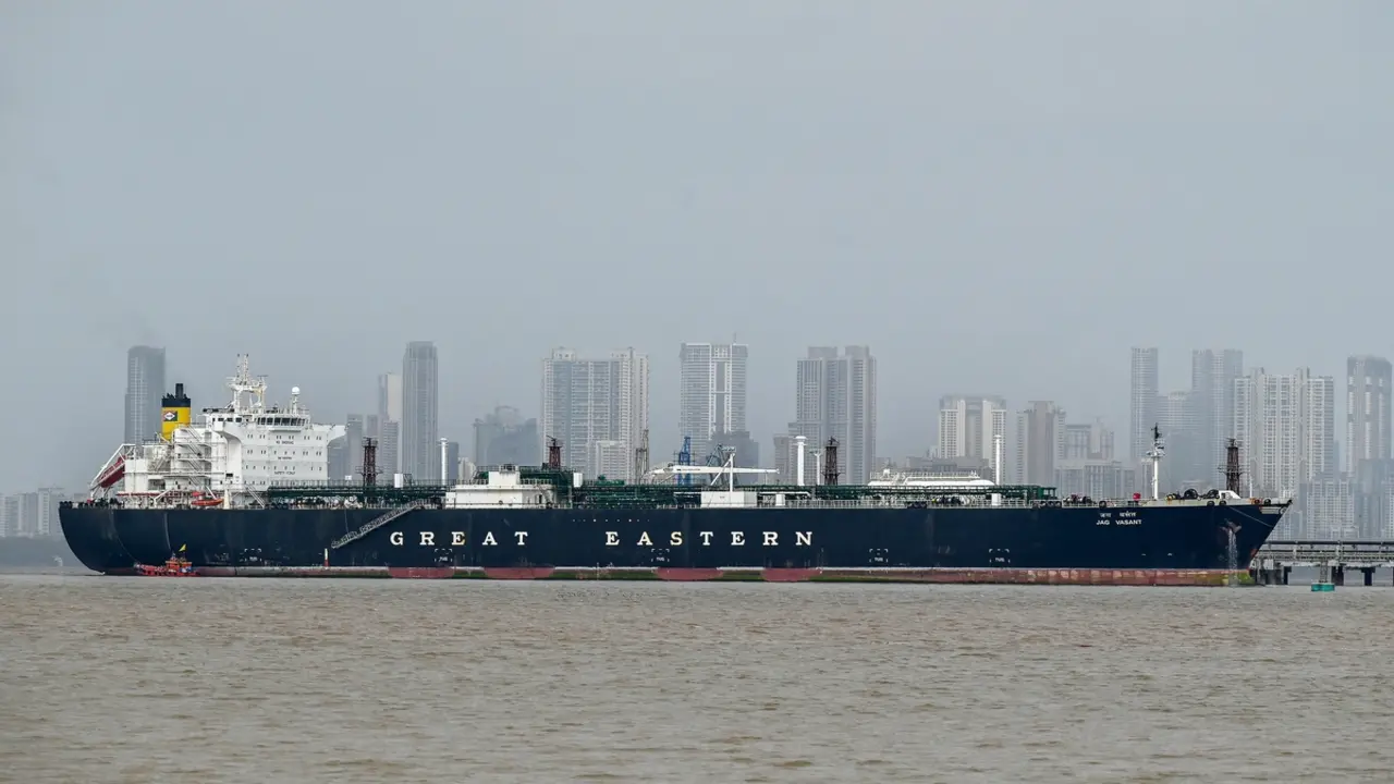 Giá khí đốt tự nhiên châu Âu lao dốc, đã có 2 tàu qua eo biển Hormuz