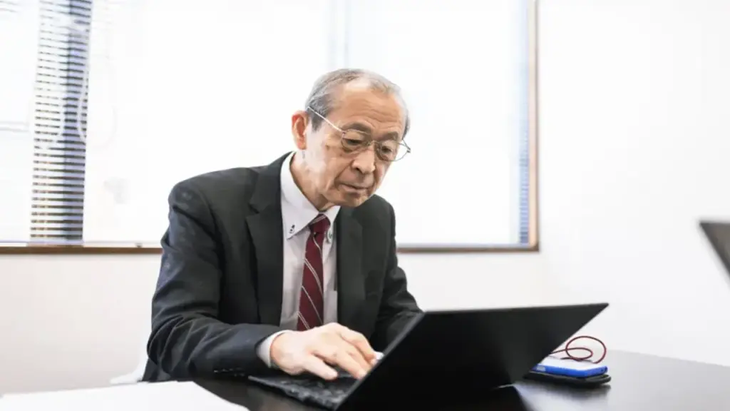 Giải mã hiện tượng 'nhân viên ngồi bên cửa sổ' ở công sở Nhật