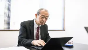 Giải mã hiện tượng 'nhân viên ngồi bên cửa sổ' ở công sở Nhật