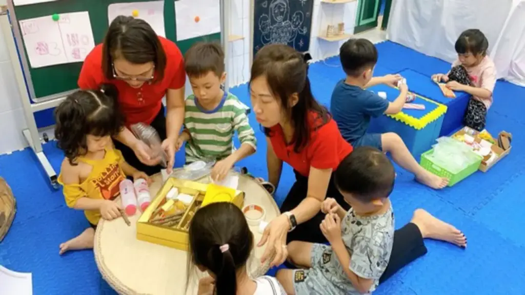 Giáo viên mầm non phải làm việc 10 tiếng mỗi ngày