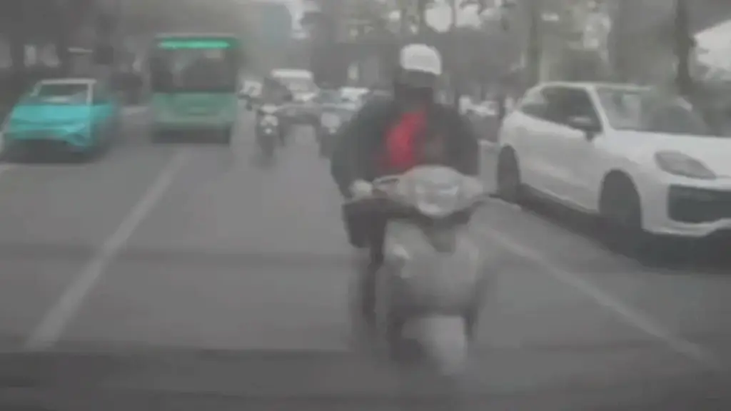 Hai xe máy tự gặp nạn trong cùng một khung hình