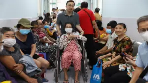 Hàng trăm người dân TP HCM xếp hàng chờ khám bệnh miễn phí