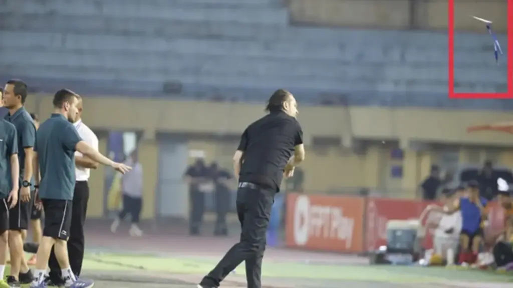 HLV Popov sẽ bị phạt nguội với mức nặng vì lỗi phản ứng, VPF đề nghị VFF vào cuộc khẩn