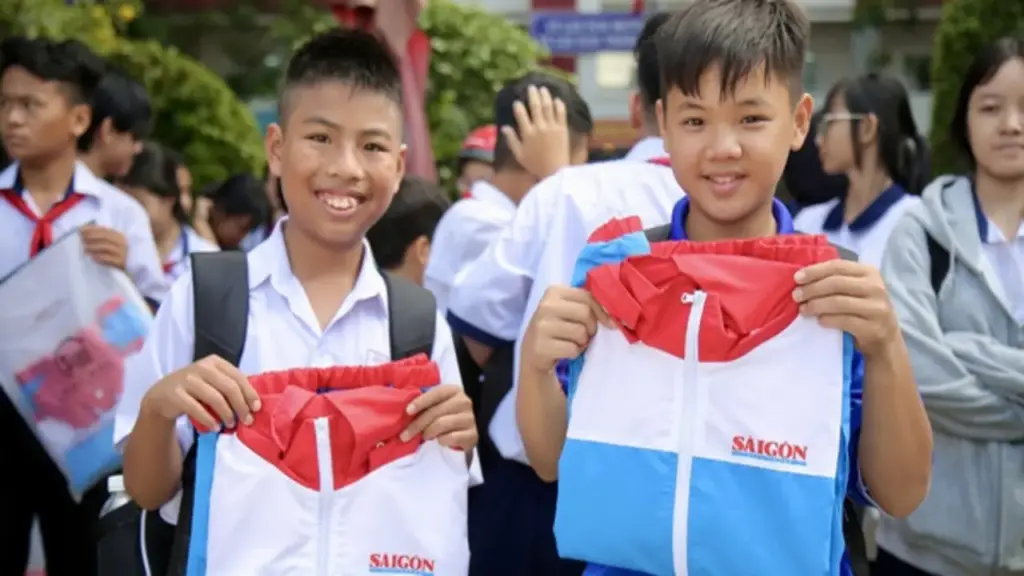 Hoàng Đức thông qua 'Áo ấm đến trường' tiếp sức học sinh nghèo hiếu học