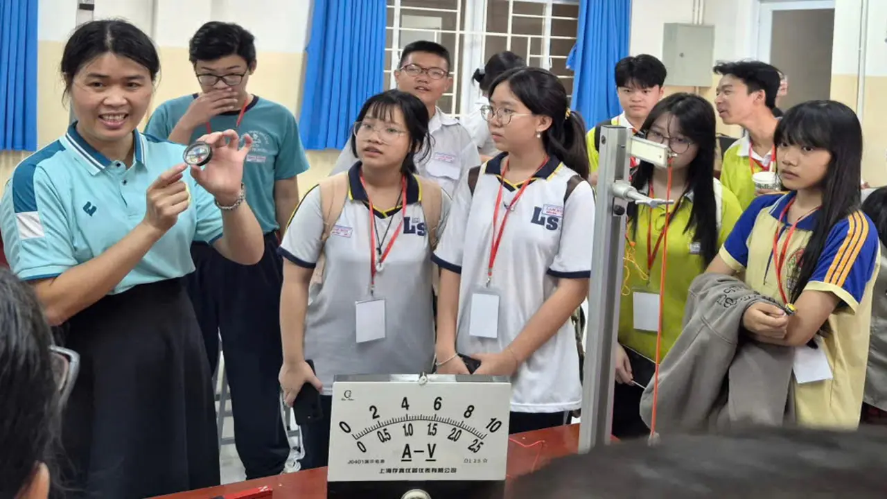 Hơn 500 học sinh lớp 9 TP.HCM đi 'tour' ở trường tiên tiến, hội nhập