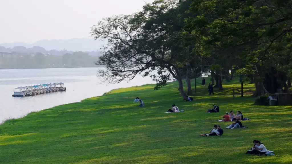 Huế xanh thắm đôi bờ sông Hương