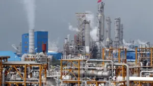 Israel tấn công nhà máy hóa dầu lớn nhất Iran