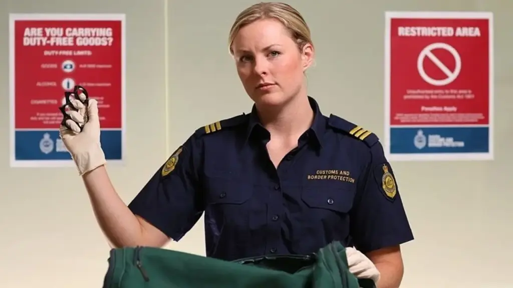 Kém tiếng Anh có bị hải quan sân bay kiểm tra điện thoại không?