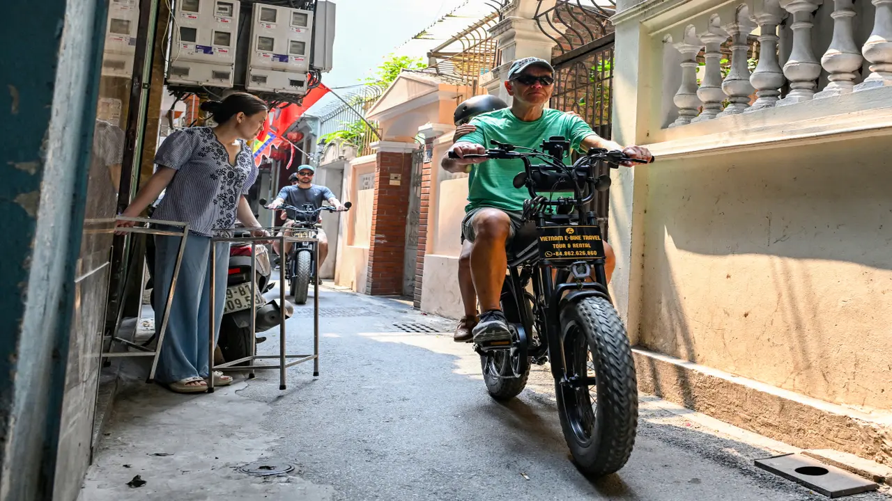 Khách Mỹ luồn lách ngõ nhỏ, lái xe như người Hà Nội