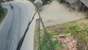 Khách Tây vào cua đèo Hà Giang ngã trước đầu xe tải