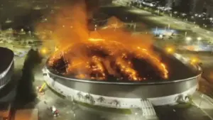 Khoảnh khắc mái vòm nhà thi đấu Olympic bốc cháy