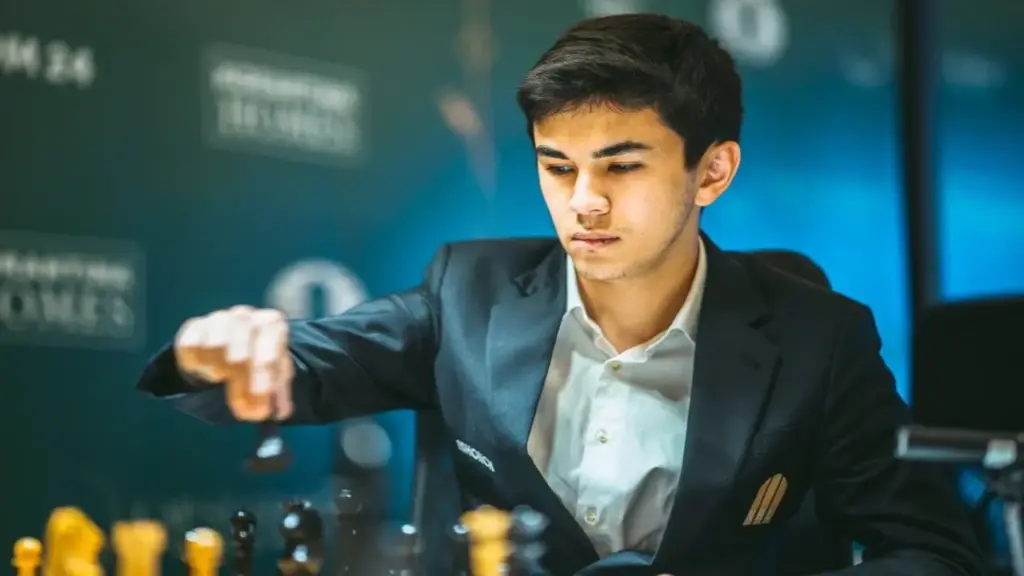 Kỳ thủ 20 tuổi Sindarov san bằng kỷ lục của Vua cờ Carlsen