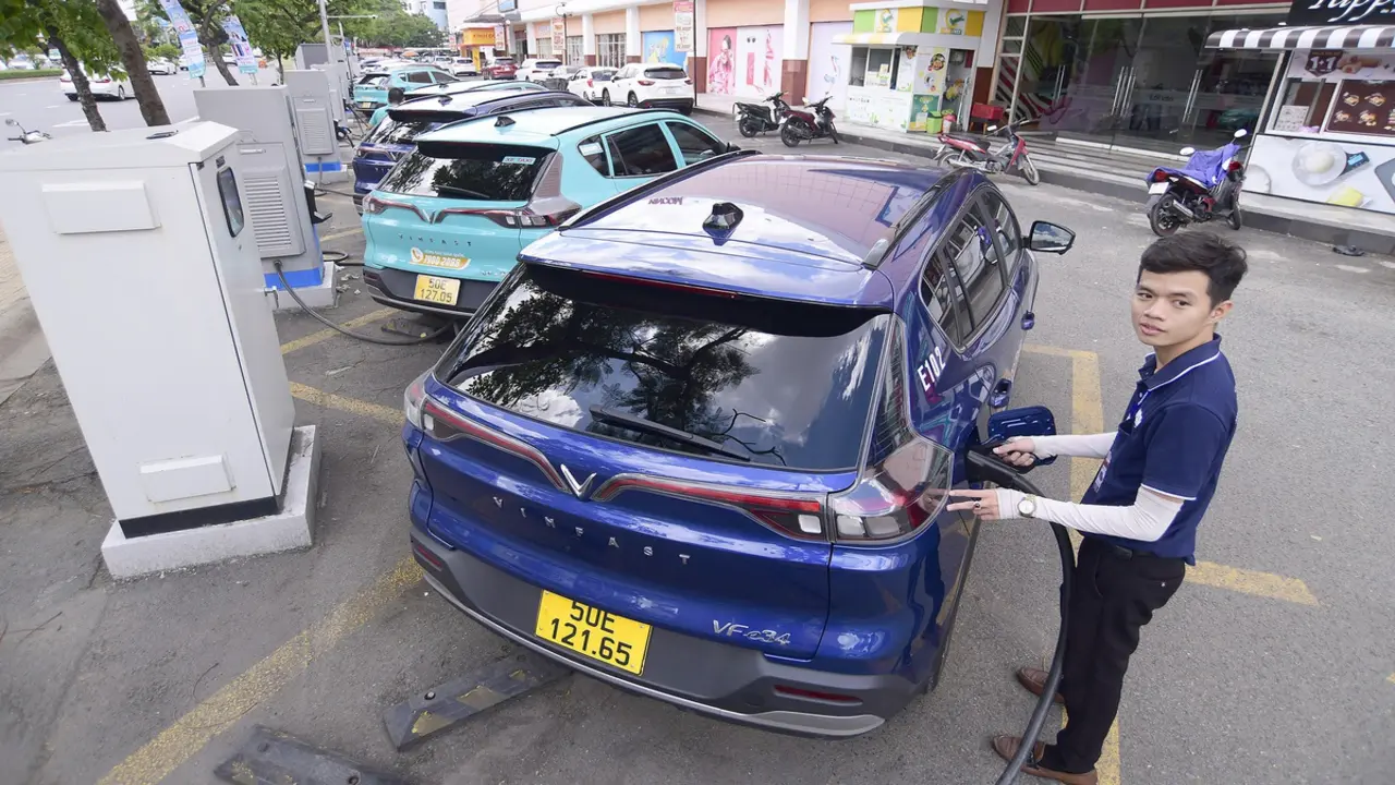 Lượng xe điện tăng cao, Bộ Công Thương nói tổng tiêu thụ điện qua sạc pin không quá lớn