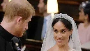 Meghan và Harry từng tranh cãi ‘nảy lửa’ với Nữ hoàng Elizabeth II về chiếc vương miện cưới