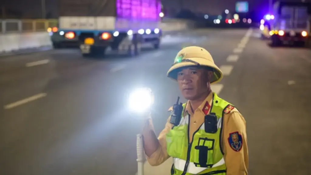 Mối nguy dừng xe trên cao tốc: Phạt tới 13 triệu, vì sao tài xế vẫn vi phạm?