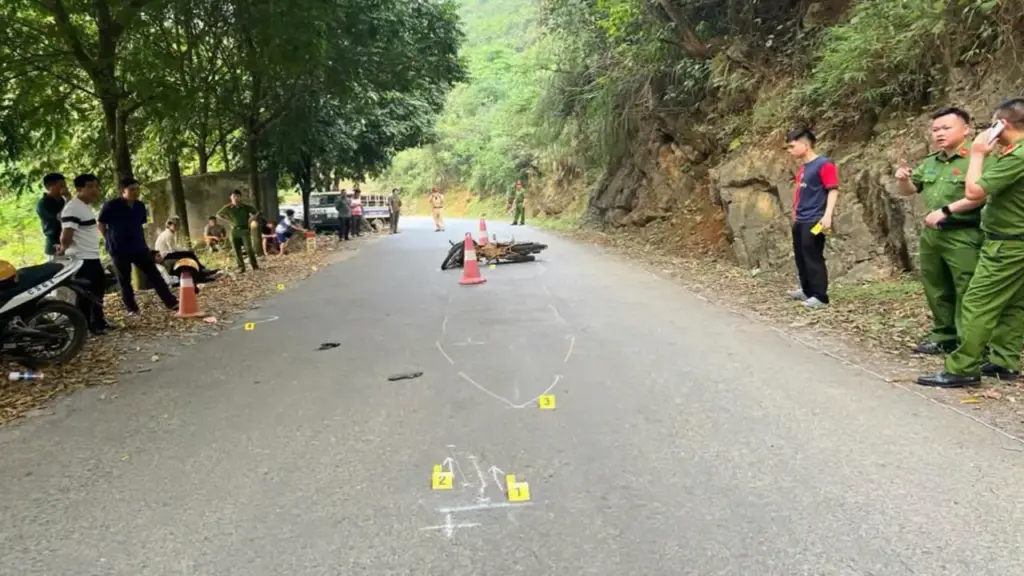 Nam thanh niên vi phạm nồng độ cồn kịch khung, lái xe máy kẹp ba tông gãy chân cảnh sát giao thông